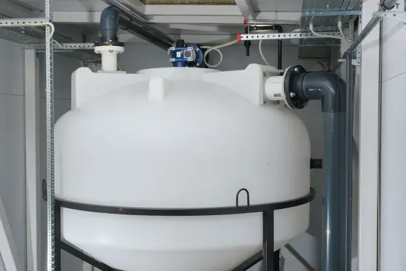 Емкость ЦКТ 3000 л с патрубком 90мм белая в обрешетке с лестницей