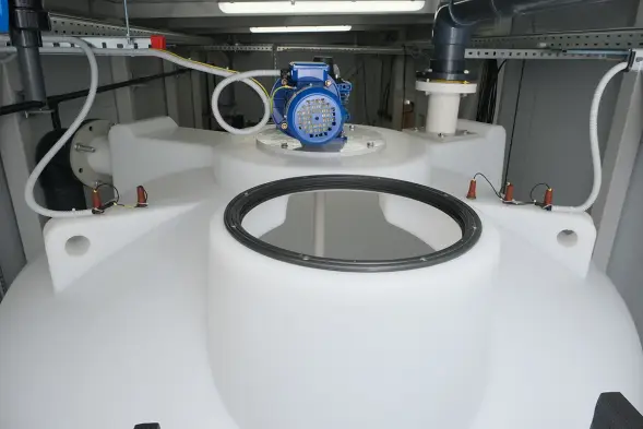 Емкость ЦКТ 3000 л с патрубком 90мм белая в обрешетке с лестницей