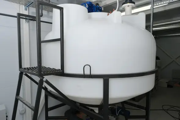 Емкость ЦКТ 3000 л с патрубком 90мм белая в обрешетке с лестницей