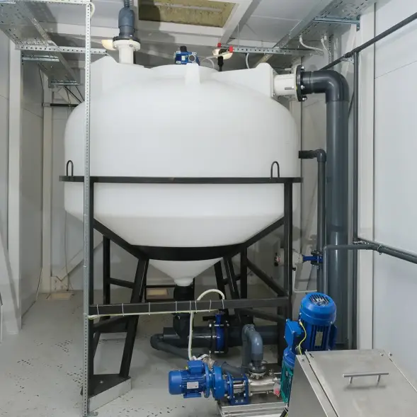 Емкость ЦКТ 3000 л с патрубком 90мм белая в обрешетке с лестницей