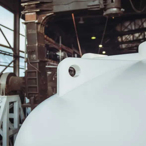 Емкость ЦКТ 3000 л с патрубком 90мм белая в обрешетке с лестницей