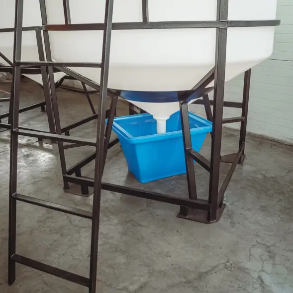 Емкость ЦКТ 3000 л с патрубком 90мм белая в обрешетке с лестницей