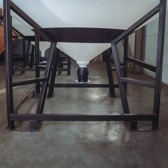 Емкость ЦКТ 3000 л с патрубком 90мм белая в обрешетке с лестницей