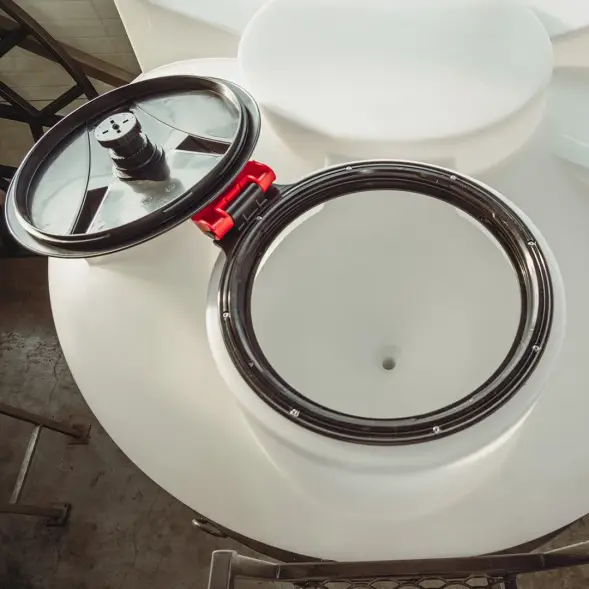 Емкость ЦКТ 3000 л с патрубком 90мм белая в обрешетке с лестницей