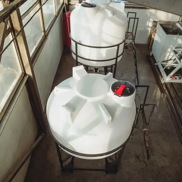 Емкость ЦКТ 3000 л с патрубком 90мм белая в обрешетке с лестницей