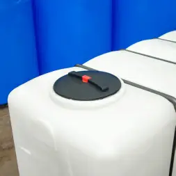 Емкость KR 4000л с 1 патрубком 63 мм белая с откидной крышкой в обрешетке (полный слив)