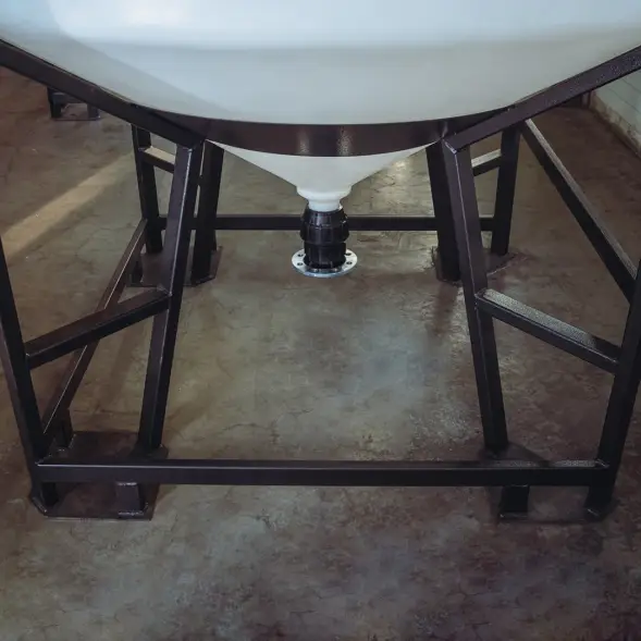 Емкость ЦКТ 5000 л с патрубком 160мм под плотность до 1,2 г/см3 белая в обрешетке с лестницей