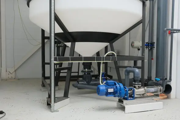 Емкость ЦКТ 3000 л с патрубком 110мм с фланцем под плотность до 1,5 г/см3 белая в обрешетке с лестницей