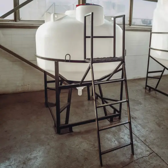 Емкость ЦКТ 3000 л с патрубком 110мм с фланцем под плотность до 1,5 г/см3 белая в обрешетке с лестницей