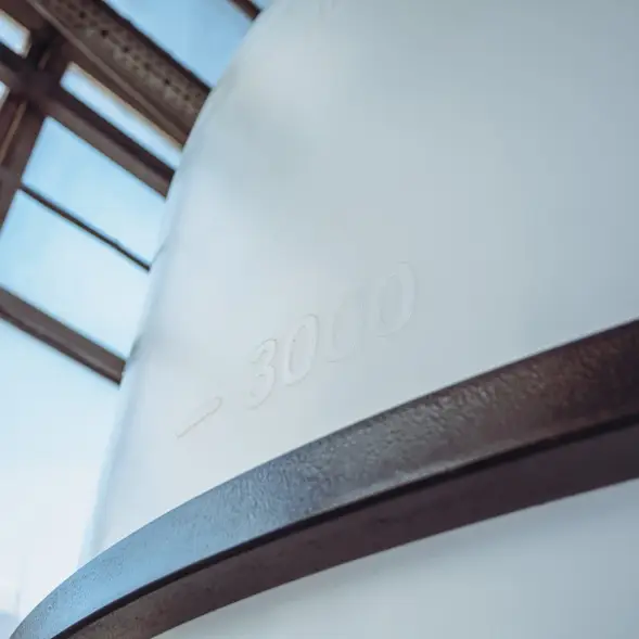 Емкость ЦКТ 5000 л с патрубком 160мм под плотность до 1,2 г/см3 белая в обрешетке с лестницей