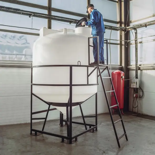 Емкость ЦКТ 5000 л с патрубком 160мм под плотность до 1,5 г/см3 белая в обрешетке с лестницей