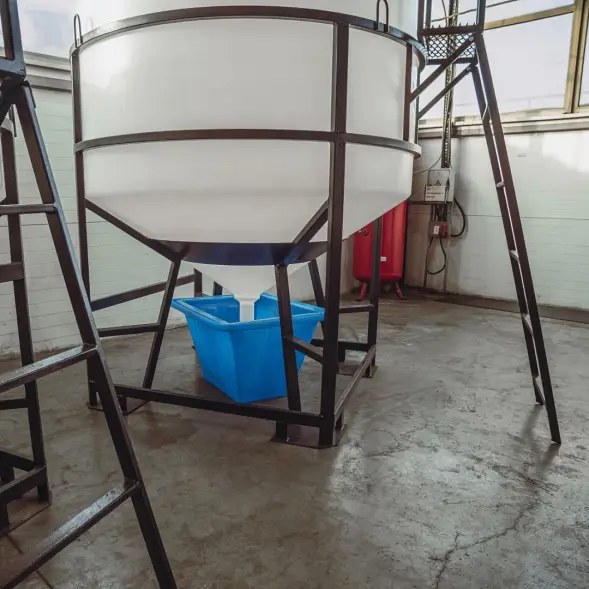 Емкость ЦКТ 5000 л с патрубком 160мм под плотность до 1,5 г/см3 белая в обрешетке с лестницей