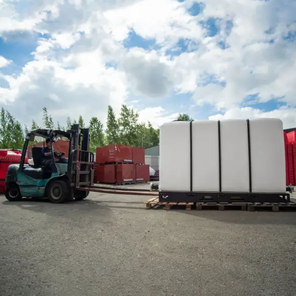 Емкость KR 4000л под плотность до 1.2 г/см3 белая в обрешетке (полный слив)